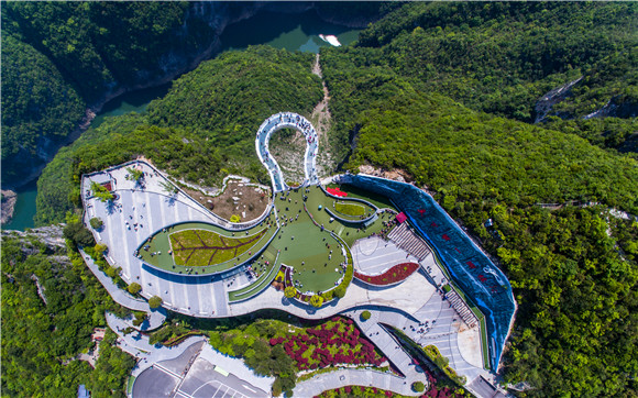 龍缸景區(qū)云端玻璃廊橋。重慶江來集團(tuán)供圖 華龍網(wǎng)發(fā)