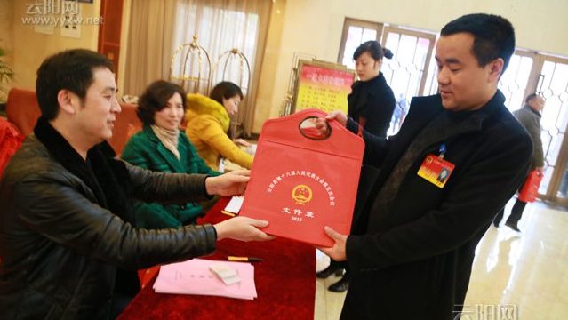 縣人大代表紛紛報到參加縣十六屆人大五次會議